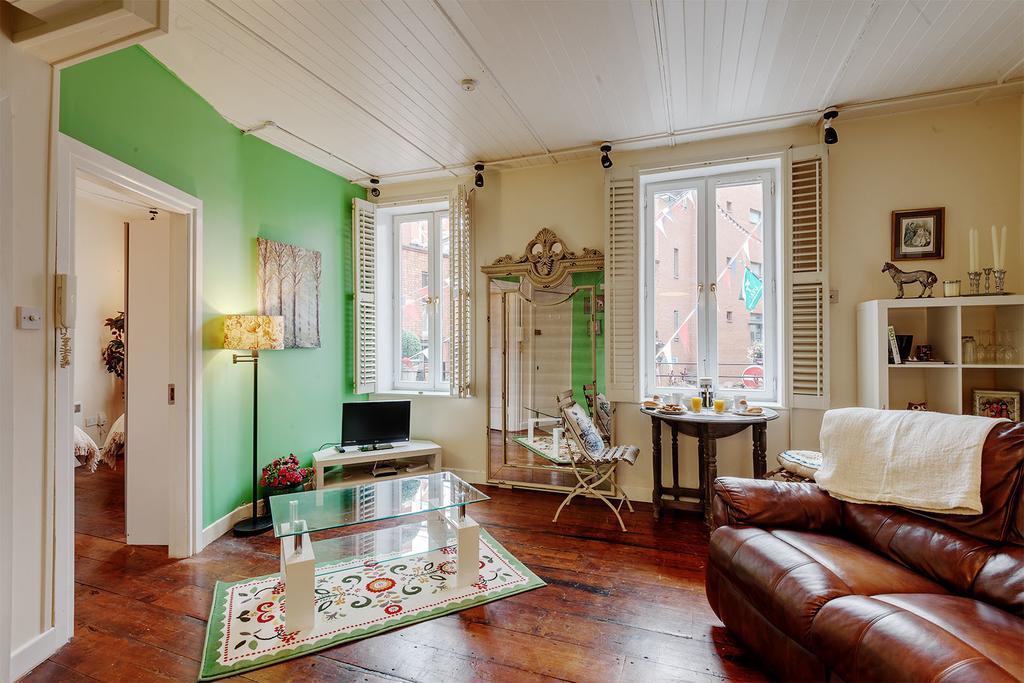 Essex Street Apartment *